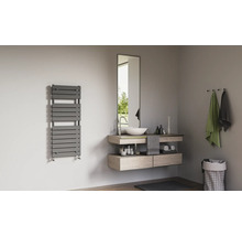 Salle de bains moderne avec radiateur sèche-serviettes gris, meuble sous-vasque en bois suspendu, vasque à poser et grand miroir.