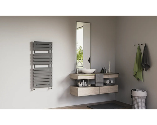 Salle de bains moderne avec radiateur sèche-serviettes gris, meuble sous-vasque en bois suspendu, vasque à poser et grand miroir.