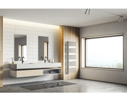 Salle de bains lumineuse avec double vasque, robinetterie noire, deux miroirs, mur carrelé blanc, grande fenêtre et sèche-serviettes.