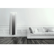 Radiateur design vertical moderne dans un salon lumineux avec lambris, canapé blanc et parquet foncé.