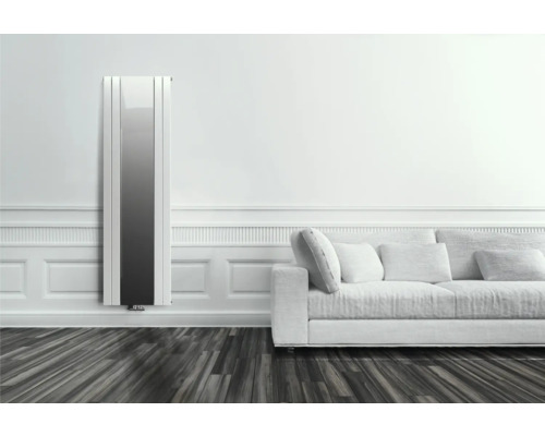 Radiateur design vertical moderne dans un salon lumineux avec lambris, canapé blanc et parquet foncé.