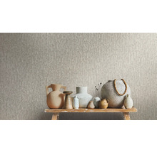 Papier peint intissé avec un aspect structuré, décoré de vases en céramique sur un banc en bois rustique.