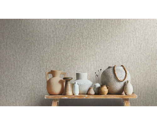 Papier peint intissé avec un aspect structuré, décoré de vases en céramique sur un banc en bois rustique.