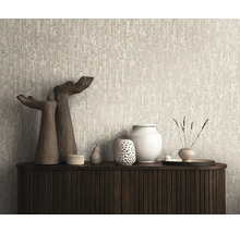 Papier peint avec motif de structure verticale abstraite derrière un buffet en bois avec des vases décoratifs et des sculptures.