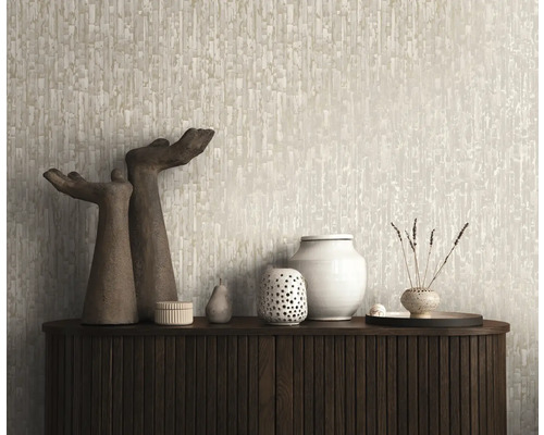 Papier peint avec motif de structure verticale abstraite derrière un buffet en bois avec des vases décoratifs et des sculptures.