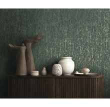 Papier peint vert foncé avec texture verticale derrière un buffet en bois sombre avec des vases décoratifs.
