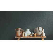 Papier peint intissé gris foncé à structure verticale derrière une sélection de divers vases en céramique sur un banc en bois rustique.