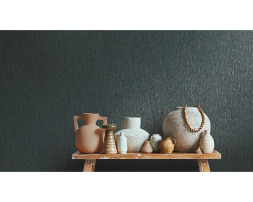 Papier peint intissé gris foncé à structure verticale derrière une sélection de divers vases en céramique sur un banc en bois rustique.