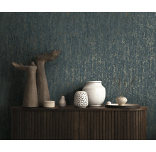 Papier peint intissé à structure verticale derrière un buffet en bois avec divers vases en céramique et sculptures au design moderne.