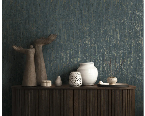 Papier peint intissé à structure verticale derrière un buffet en bois avec divers vases en céramique et sculptures au design moderne.