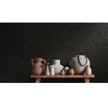 Vases en céramique de différentes formes sur un banc en bois rustique devant un papier peint sombre texturé à motifs verticaux.