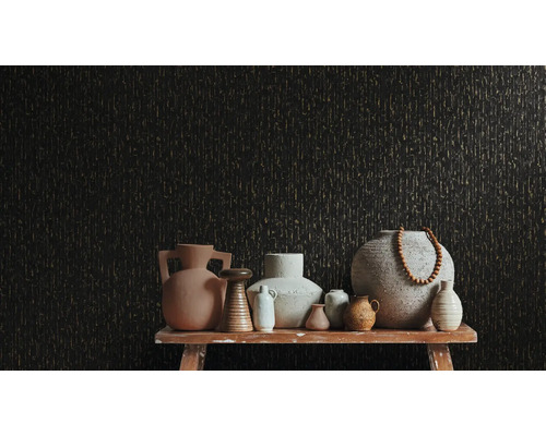 Vases en céramique de différentes formes sur un banc en bois rustique devant un papier peint sombre texturé à motifs verticaux.