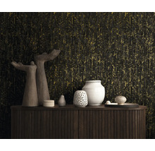Papier peint intissé avec structure verticale noire et dorée derrière un buffet en bois avec des vases décoratifs et des sculptures.