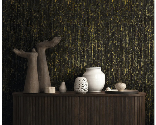 Papier peint intissé avec structure verticale noire et dorée derrière un buffet en bois avec des vases décoratifs et des sculptures.