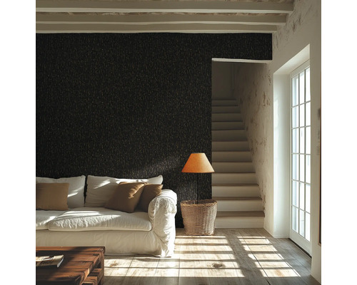 Salon avec papier peint mural texturé, canapé, table en bois, lampadaire et escalier à côté d'une fenêtre lumineuse.