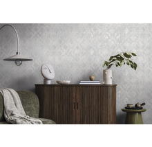 Papier peint intissé structuré à motif discret sur un mur derrière un buffet en bois et des décorations dans un salon de style moderne.