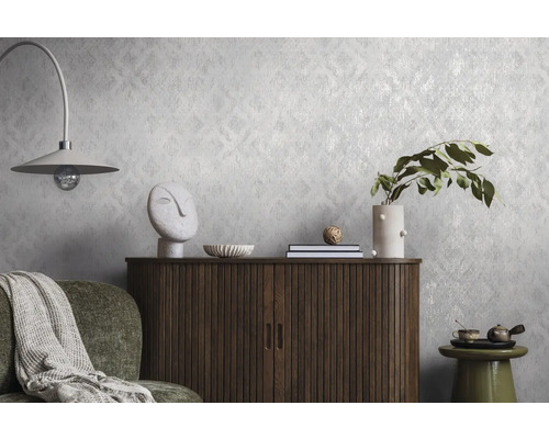 Papier peint intissé structuré à motif discret sur un mur derrière un buffet en bois et des décorations dans un salon de style moderne.