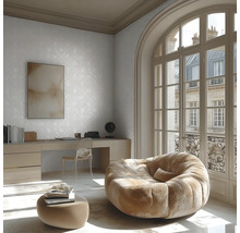 Pièce moderne et lumineuse avec un grand fauteuil en tissu arrondi, un bureau avec une chaise transparente et une fenêtre en plein cintre.