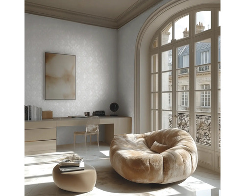 Pièce moderne et lumineuse avec un grand fauteuil en tissu arrondi, un bureau avec une chaise transparente et une fenêtre en plein cintre.