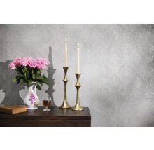 Papier peint intissé gris avec structure vintage et motif discret dans une scène classique avec chandeliers, fleurs et un livre.