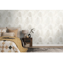 Chambre à coucher lumineuse avec papier peint intissé à motif de feuilles de palmier, un lit avec des coussins et une table de chevet.