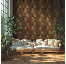 Helles Wohnzimmer mit gemusterter Tapete in Blätteroptik, niedrigem Sofa mit Kissen, Zimmerpflanzen und Holzboden.