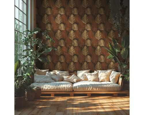 Helles Wohnzimmer mit gemusterter Tapete in Blätteroptik, niedrigem Sofa mit Kissen, Zimmerpflanzen und Holzboden.