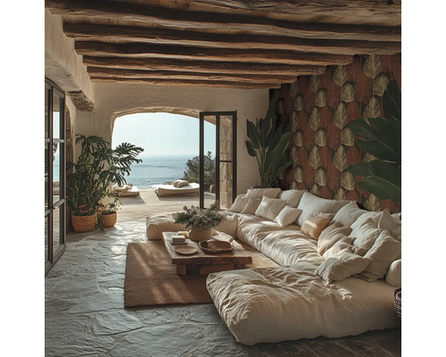 Rustikales Wohnzimmer mit großem weißem Sofa, Natursteinboden und Holzbalkendecke. Eine Wand ist mit gemusterter Tapete mit Blattmotiven gestaltet.