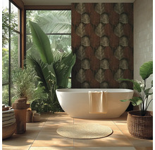 Helles Badezimmer im Tropen-Stil mit freistehender Badewanne, Blattmuster-Tapete, großen Zimmerpflanzen und beigen Bodenfliesen.