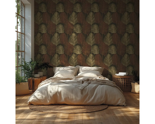 Vliestapete mit Palmenblatt-Muster in einem hellen Schlafzimmer mit Holzboden, Pflanzen und Tageslicht.
