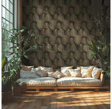 Papier peint intissé à motif de feuilles dans un salon lumineux avec canapé en bois et plantes d'intérieur.