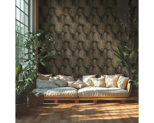 Papier peint intissé à motif de feuilles dans un salon lumineux avec canapé en bois et plantes d'intérieur.