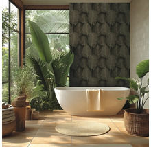 Salle de bain lumineuse avec baignoire en îlot, papier peint botanique, grandes plantes d'intérieur, sol en carrelage et tapis de jute rond.