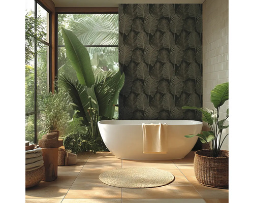 Salle de bain lumineuse avec baignoire en îlot, papier peint botanique, grandes plantes d'intérieur, sol en carrelage et tapis de jute rond.