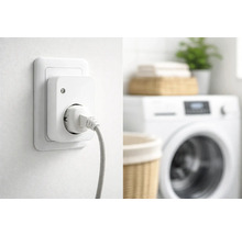 Prise intelligente dans une prise murale avec un cordon d'alimentation dans une buanderie organisée avec un lave-linge.