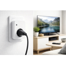 Prise connectée blanche dans une prise murale avec câble noir, salon lumineux avec téléviseur moderne sur un meuble en bois en arrière-plan.
