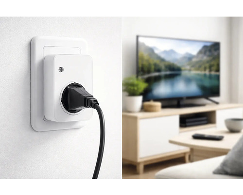 Prise connectée blanche dans une prise murale avec câble noir, salon lumineux avec téléviseur moderne sur un meuble en bois en arrière-plan.