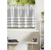 Rideau brise-bise semi-transparent en tissu à rayures horizontales devant une fenêtre surmontant un espace de travail lumineux et organisé.