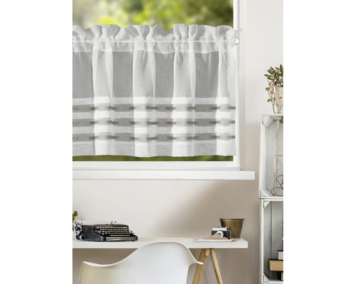 Rideau brise-bise semi-transparent en tissu à rayures horizontales devant une fenêtre surmontant un espace de travail lumineux et organisé.