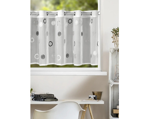 Rideau bistrot transparent avec œillets et motif à cercles moderne devant une fenêtre dans un bureau clair et organisé.