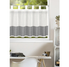 Rideau de bistrot blanc avec bordure grise et passants à une fenêtre au-dessus d'un bureau avec machine à écrire.
