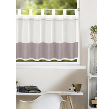 Brise-bise semi-transparent avec passants et large bordure texturée sur une fenêtre dans un espace de travail lumineux et organisé.