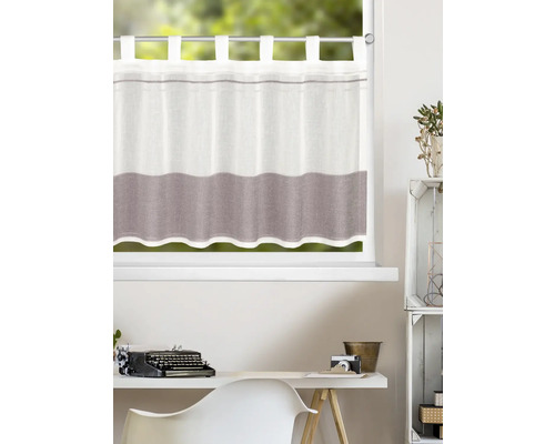 Brise-bise semi-transparent avec passants et large bordure texturée sur une fenêtre dans un espace de travail lumineux et organisé.