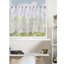 Rideau brise-bise court à pattes avec motif floral bleu on tissu blanc, monté sur une tringle au-dessus d'un bureau dans une pièce claire.