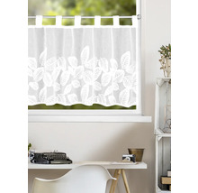 Rideau brise-bise blanc à motif de feuilles avec passants et bord festonné devant une fenêtre dans un bureau clair et ordonné.
