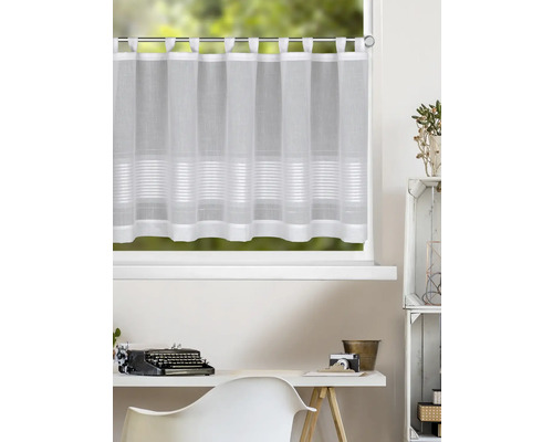 Rideau brise-bise blanc semi-transparent avec passants et rayures horizontales au bas, installé sur une fenêtre dans un bureau clair.