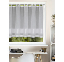 Rideau brise-bise blanc semi-transparent à passants et rayures horizontales sur une fenêtre lumineuse au-dessus d'un bureau avec machine à écrire.