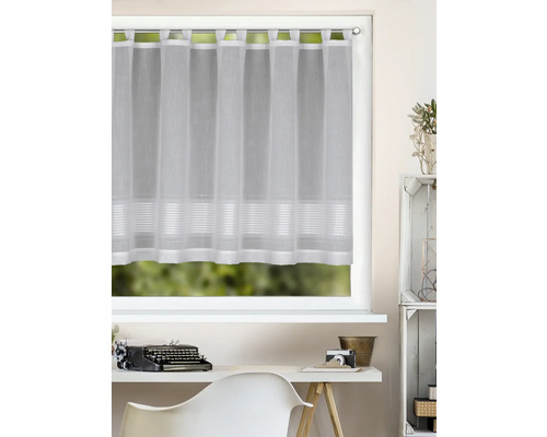 Rideau brise-bise blanc semi-transparent à passants et rayures horizontales sur une fenêtre lumineuse au-dessus d'un bureau avec machine à écrire.