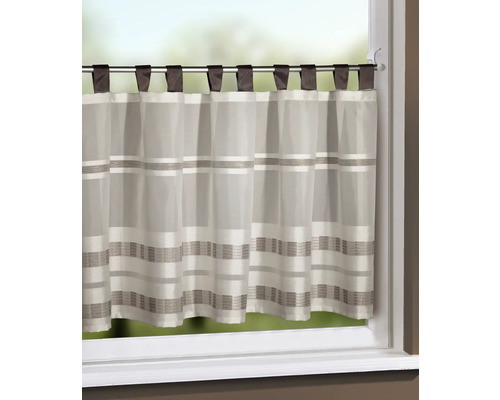 Rideau de bistrot à boucles, tissu blanc avec rayures horizontales sur une tringle à rideau devant une fenêtre.