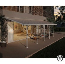 Abri de terrasse en métal avec toit en verre devant une maison avec des meubles de jardin et deux chaises suspendues sur la terrasse. (Image AI modified or generated)